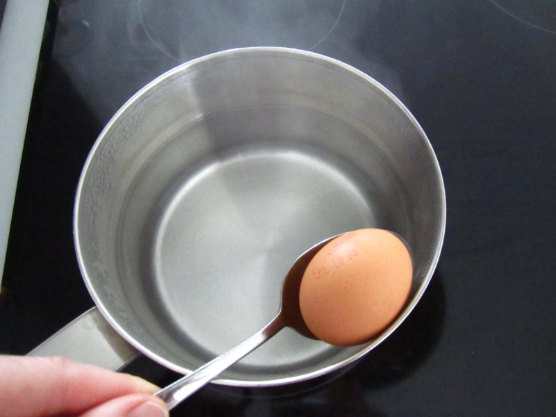 Pan met ei op lepel